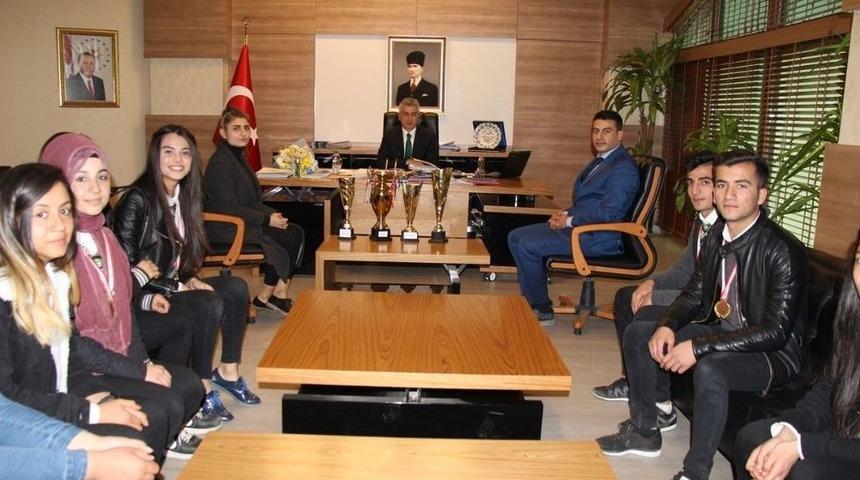 Başarılı &Ouml;ğrenciler Kaymakam Arıcan&rsquo;ı Ziyaret Etti