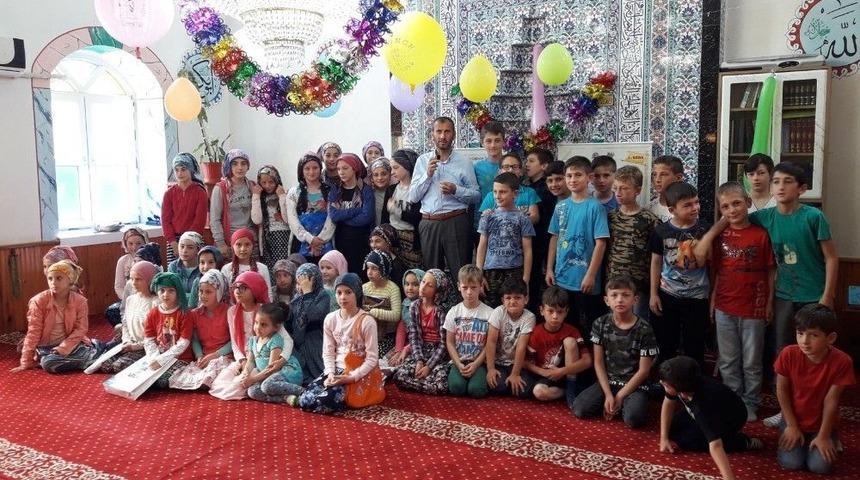 &Ccedil;ocukları Camiye &Ccedil;ekmek İ&ccedil;in Camiyi S&uuml;sledi