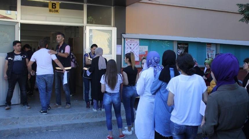 Öğrenciler İçeride, Aileler Dışarıda Ter Döktü