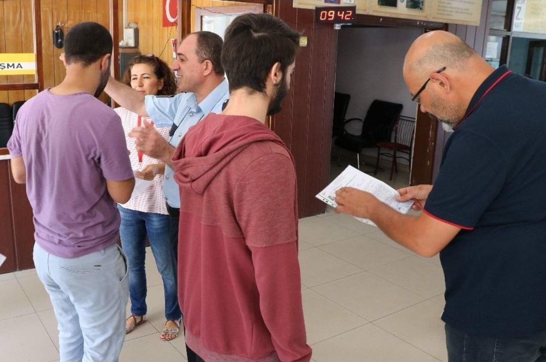 &Ouml;ğrenciler Sınavda Veliler Dışarıda Ter D&ouml;kt&uuml;