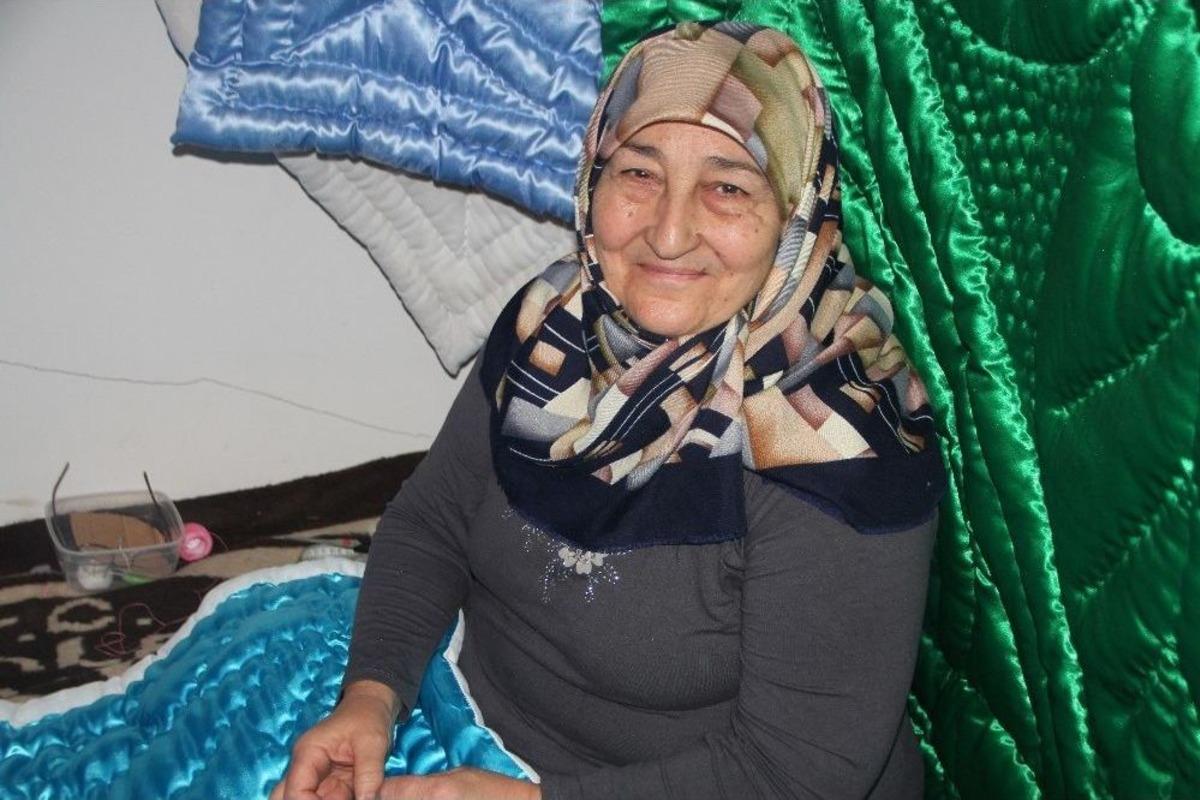 38 Yıldır Yorgan Dikerek Evini Ge&ccedil;indiriyor