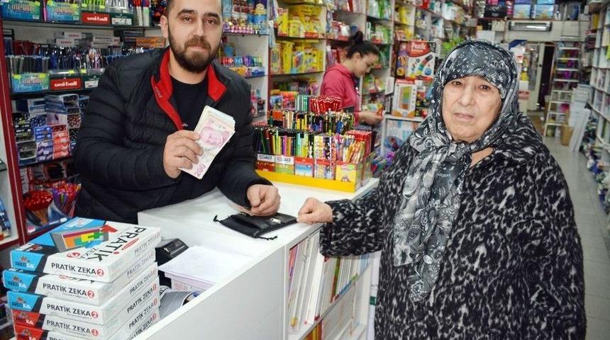 D&uuml;kkanının &Ouml;n&uuml;nde Bulduğu 17 Bin Lirayı Sahibine Teslim Etti