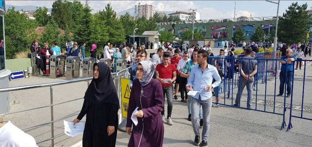 Ge&ccedil; Kalmamak İ&ccedil;in Sınava Koşarak Girdiler