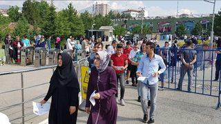 Geç Kalmamak İçin Sınava Koşarak Girdiler