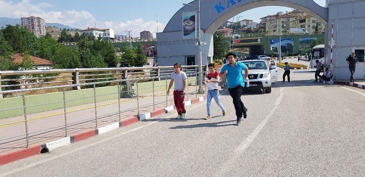 Geç Kalmamak İçin Sınava Koşarak Girdiler G1