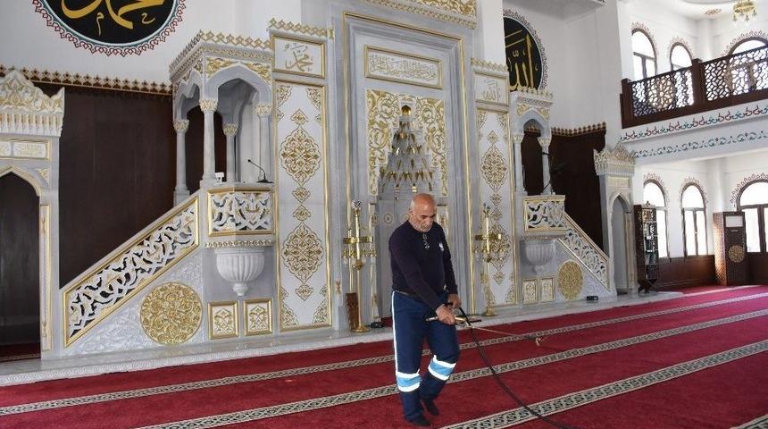 Ramazan Ayı &Ouml;ncesi Camilerde Hazırlıklar S&uuml;r&uuml;yor