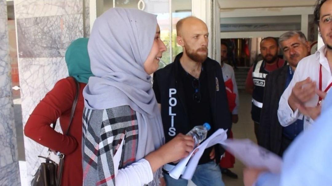 Ağrı&rsquo;da Sınava 1 Dakika Ge&ccedil; Kalan &Ouml;ğrenci G&ouml;zyaşlarına Boğuldu