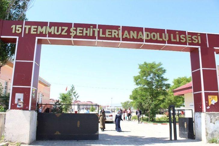 Ağrı’da Sınava 1 Dakika Geç Kalan Öğrenci Gözyaşlarına Boğuldu G5