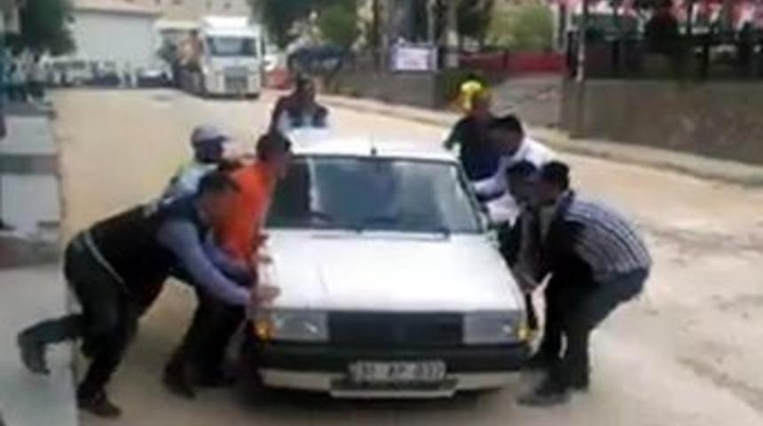 Direksiyonu Kilitli Otomobil İçin İlginç Kurtarma Operasyonu