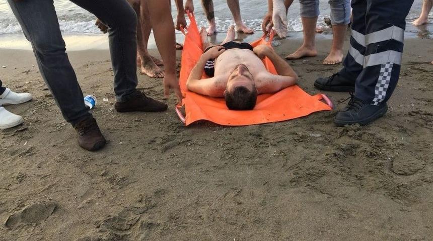 Balıklama Dalmak İsterken Kafasını Kum Zemine &Ccedil;arptı