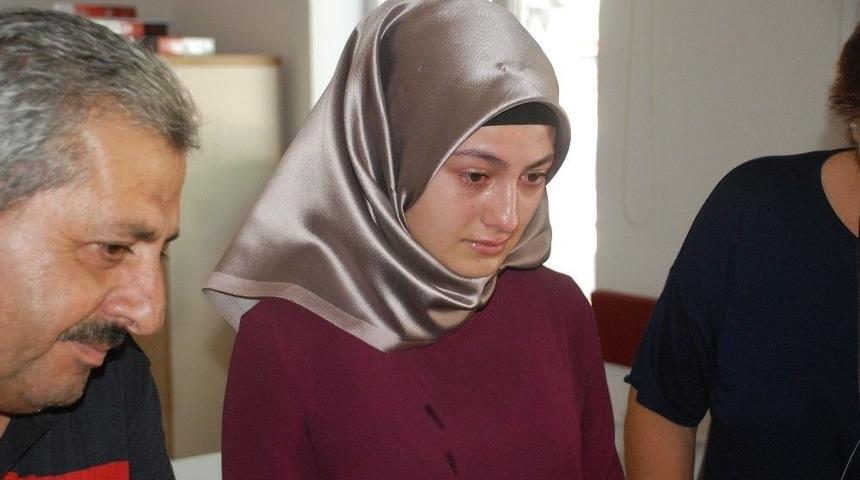 Kimliğini Kaybeden Gen&ccedil; Kız Sınava Giremeyince G&ouml;zyaşlarına Boğuldu