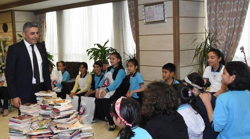 &lsquo;kitap Getirdim Sana Projesi&rsquo;ne Destekler S&uuml;r&uuml;yor