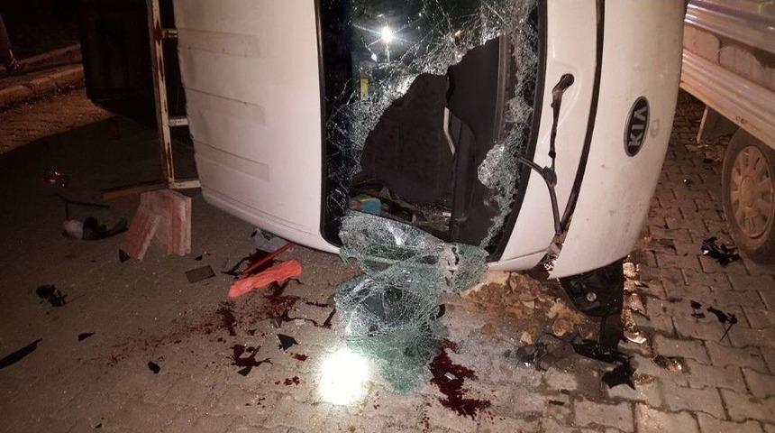 Devrilen Kamyonetin S&uuml;r&uuml;c&uuml;s&uuml; Ağır Yaralandı