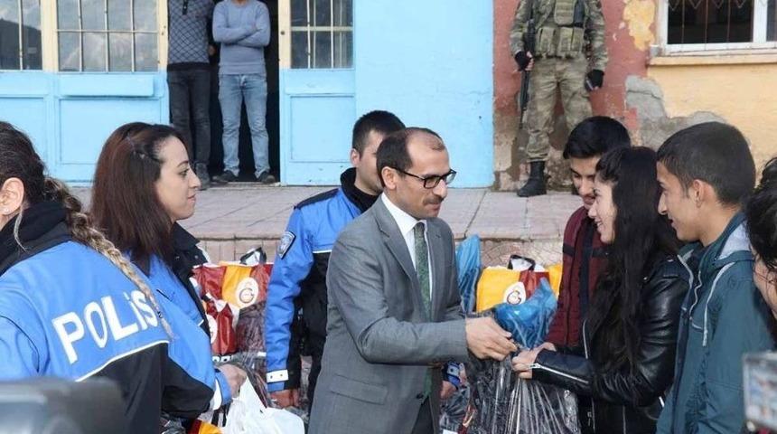 &Ccedil;ukurca Polisi &Ccedil;ocukları Sevindirdi