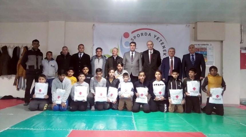 Roman &Ccedil;ocuklara Judo Kıyafeti Dağıtıldı