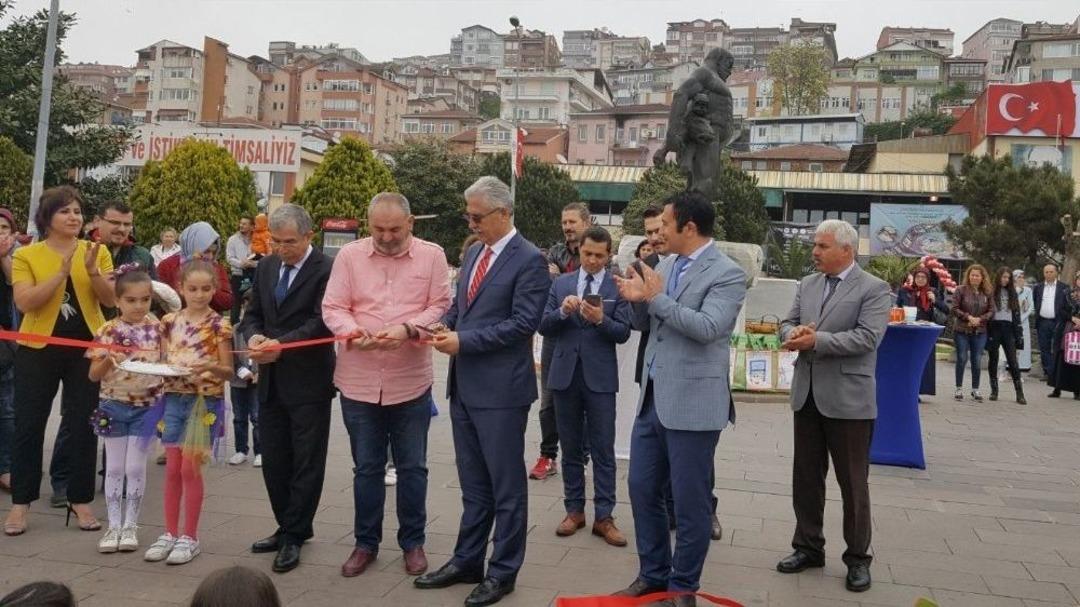 &Ouml;ğrenciler Resimlerini Sokakta Sergiledi