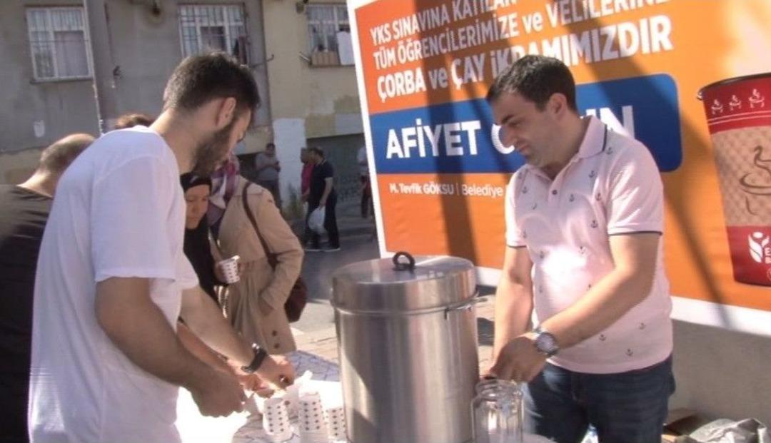 Sınavdaki &Ccedil;ocuklarını Bekleyen Ailelere &Ccedil;ay Ve &Ccedil;orba İkramı