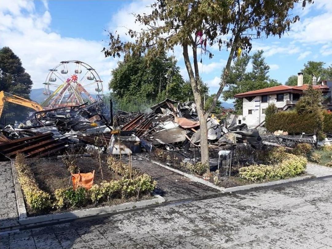 Sapanca Sahildeki 10 Kafeterya Yanarak K&uuml;l Oldu