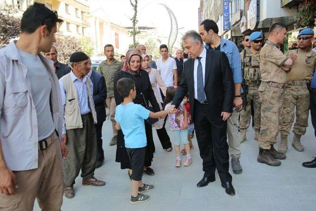 Hakkari’deki Protokol Halkla Kaynaştı