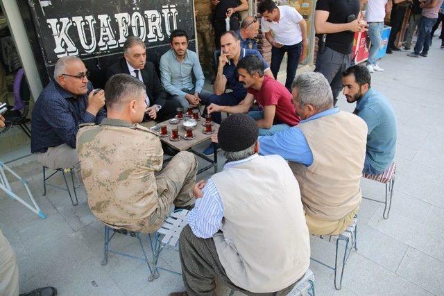 Hakkari’deki Protokol Halkla Kaynaştı