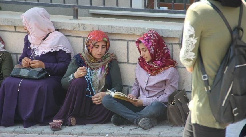 &Uuml;niversite Adayları İ&ccedil;eride, Aileler İse Dışarıda Ter D&ouml;kt&uuml;