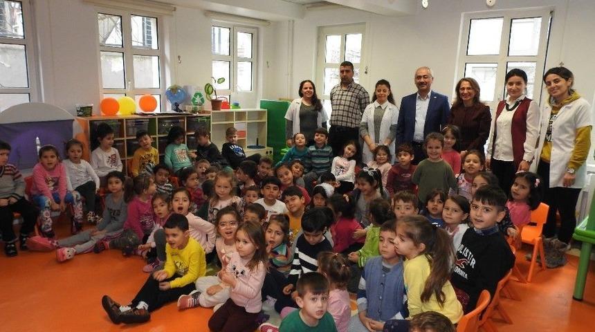 Anaokulu &Ouml;ğrencilerine Profes&ouml;rden Karınca Dersi