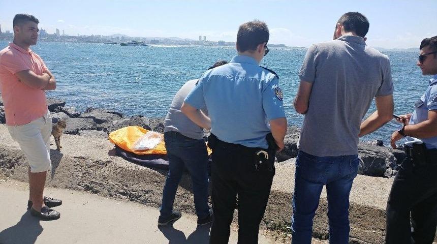 (&ouml;zel) Sarayburnu&rsquo;nda Denizde Erkek Cesedi Bulundu