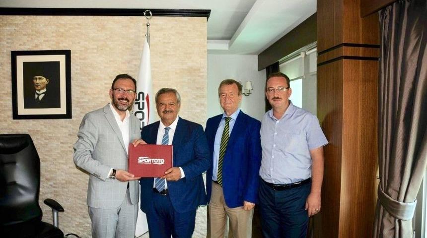 Burhaniye&rsquo;de Yeni Stadyum İ&ccedil;in İmzalar Atıldı