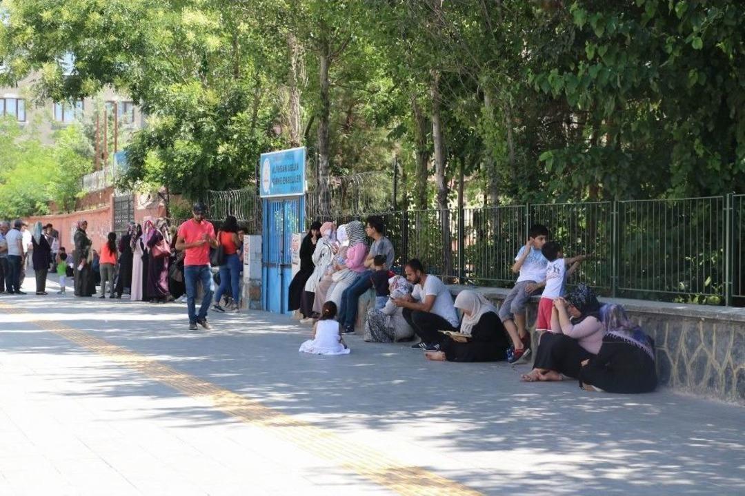 &Ouml;ğrenciler Sınavda, Aileleri De Dışarıda Ter D&ouml;kt&uuml;