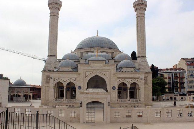 Zeytinburnu Belediyesinden Ramazan Ayı Öncesi Cami İlaçlama Hizmeti