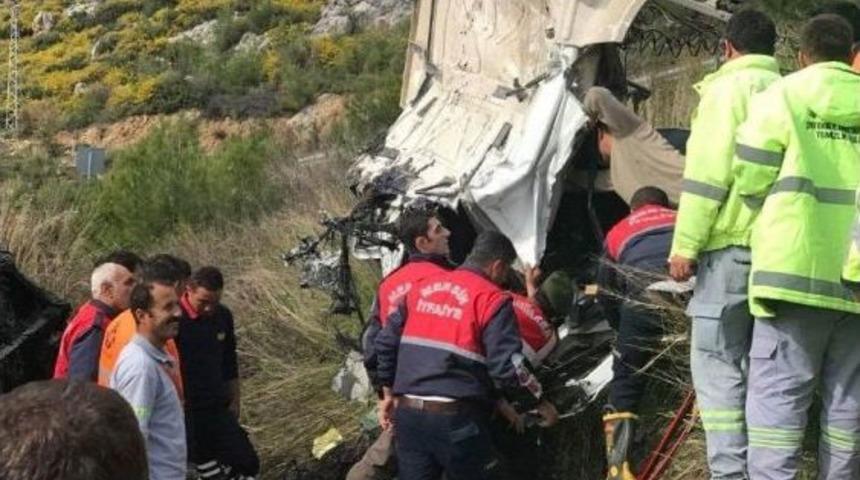 Mersin&rsquo;de Tır Şarampole Yuvarlandı: 2 Yaralı