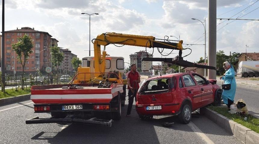 Beton Mikseri Otomobile &Ccedil;arptı: 3 Yaralı