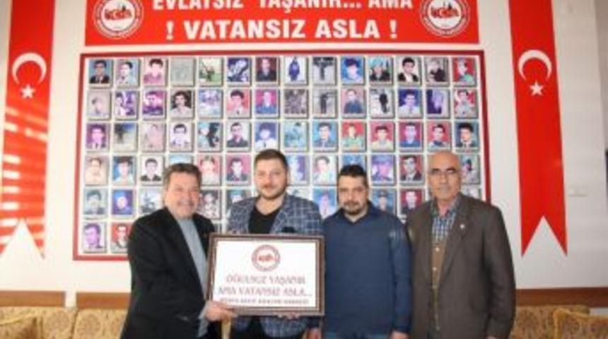 14 Şubat Gelirini Şehit Aileleri Derneğine Bağışladı