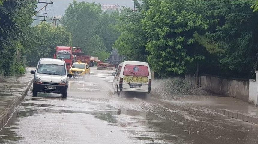 Kısa Süreli Yağmur Yolları Göle Çevirdi