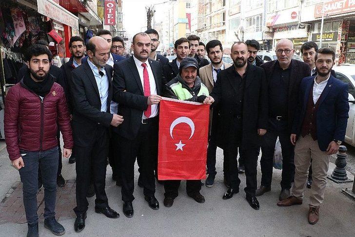 Karabük’te Esnafa Türk Bayrağı Dağıtıldı