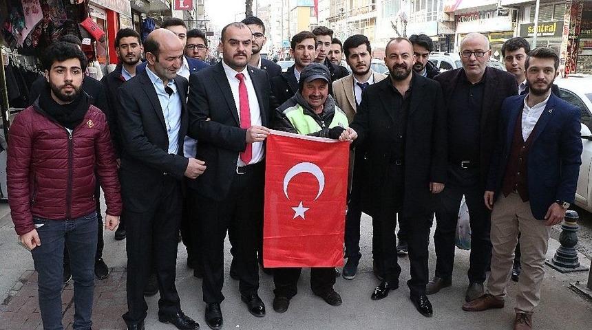 Karab&uuml;k&rsquo;te Esnafa T&uuml;rk Bayrağı Dağıtıldı