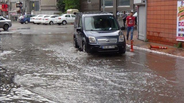 Kısa Süreli Yağmur Yolları Göle Çevirdi