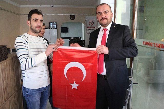 Karabük’te Esnafa Türk Bayrağı Dağıtıldı