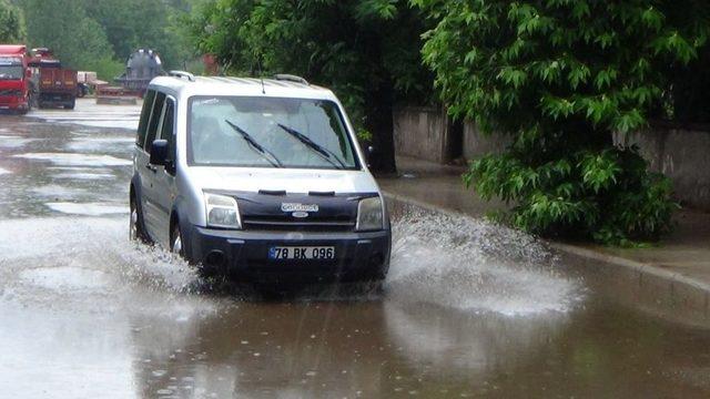 Kısa Süreli Yağmur Yolları Göle Çevirdi