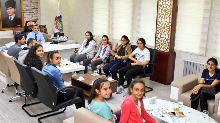 Kız Basketbol Takımından Vali Sonel&rsquo;e Ziyaret