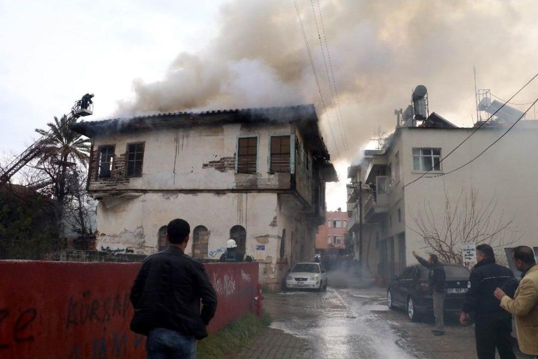 Antalya&rsquo;da Koruma Altındaki Tarihi Ahşap Bina K&uuml;l Oldu