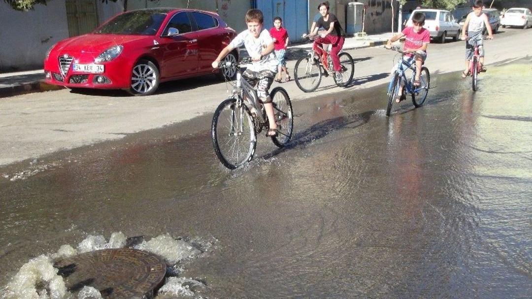 İslahiye&rsquo;de Patlayan Su Borularından Akan Sular Sokaklara Taştı