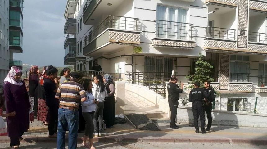 Önce Annesini Bıçakladı Sonra 6 Aylık Bebeğini Balkondan Attı