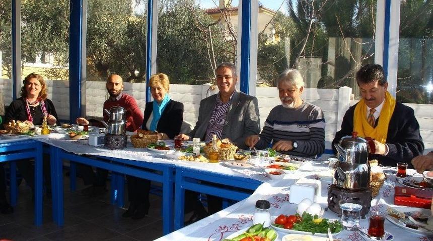 Edremit Chp İl&ccedil;e Y&ouml;netimi, Basın İle Bir Araya Geldi