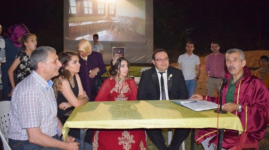 Fotokampta Nikah Kıydılar