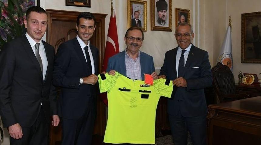 Mete Kalkavan&rsquo;dan Başkan Şahin&rsquo;e Hakem Forması İle Sarı Ve Kırmızı Kart