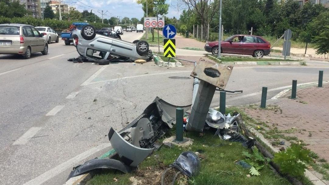 Taklalar Atan Arabadan Burnu Bile Kanamadan &Ccedil;ıktı