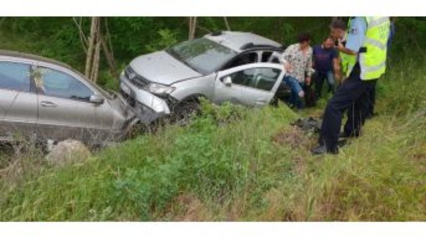 &Ccedil;arpışan Ara&ccedil;lar Ref&uuml;je D&uuml;şt&uuml;, 2 Kişi Yaralandı