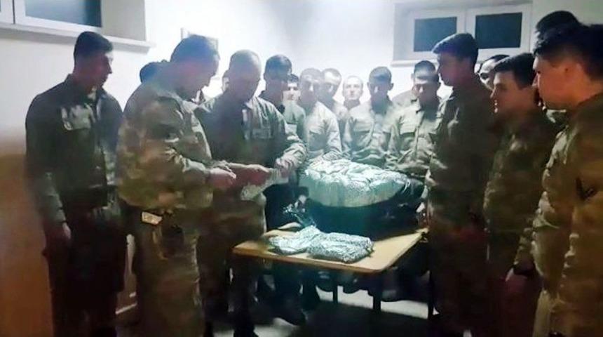 Hediyelerini Alan Askerler O Anları Kaydedip G&ouml;r&uuml;nt&uuml;l&uuml; Mesajla Teşekk&uuml;r Etti