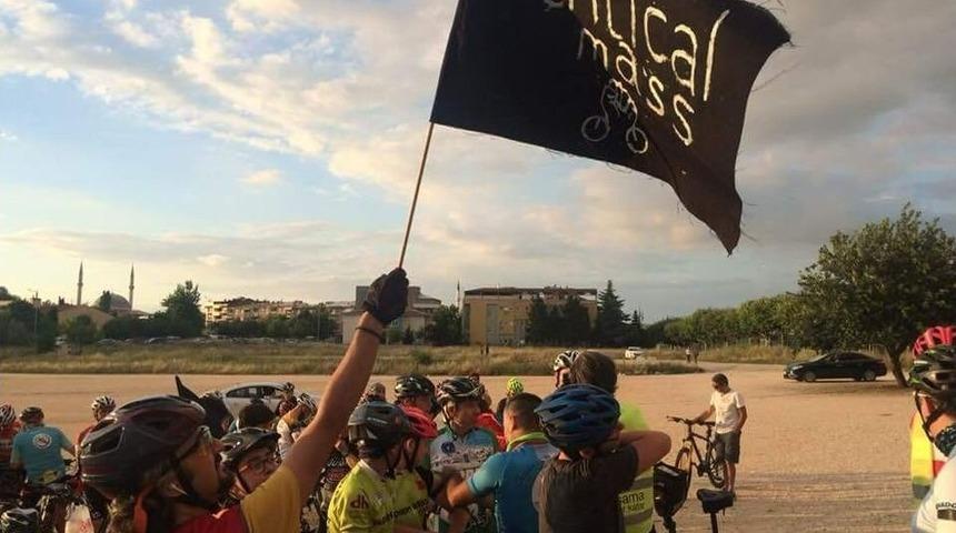 Pedallar "bisikletli &Ouml;l&uuml;mler" İ&ccedil;in &Ccedil;evrildi